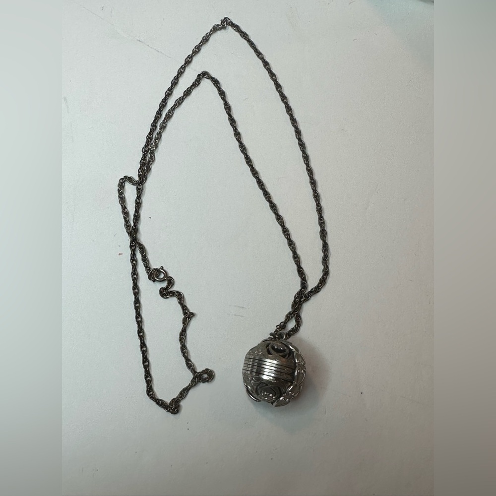 Vintage silver tone locket pendant necklace frames